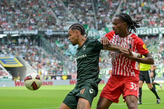 Justin Gideon Njinmah (SV Werder Bremen, 11) im Duell mit Jordy Makengo (SC Freiburg, 33) GER, SC Freiburg vs Werder Bremen, Fussball, Bundesliga, 1. Spieltag, Saison 2026 2027, 30.08.2026 DFL DFB REGULATIONS PROHIBIT ANY USE OF PHOTOGRAPHS AS IMAGE SEQUENCES AND OR QUASI-VIDEO GER, SC Freiburg vs Werder Bremen, Fussball, Bundesliga, 1. Spieltag, Saison 2026 2027, 30.08.2026 Freiburg Copyright: xEibner-Pressefotox EP_THS