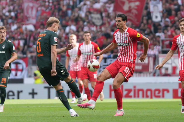 Amos Pieper (SV Werder Bremen, 05) im Zweikampf mit Igor Matanovic (SC Freiburg, 31) , Deutschland, Fussball, 1. Bundesliga, 1.Spieltag, 2026 2027, SC Freiburg vs. SV Werder Bremen, 30.08.2026, Europa-Park Stadion, Freiburg Freiburg Europa-Park Stadion Baden-Württemberg Deutschland Copyright: xArnexAmbergx
