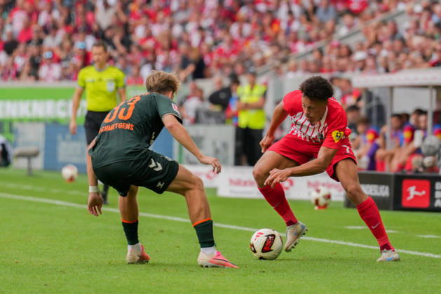 1. Bundesliga: SC Freiburg vs SV Werder Bremen, 30.08.2026 Zweikampf zwischen Mick Schmetgens (SV Werder Bremen, 33) und Derry Scherhant (SC Freiburg, 7) 1. Bundesliga: SC Freiburg vs SV Werder Bremen, Europa-Park-Stadion, 30.08.2026 DFB DFL REGULATIONS PROHIBIT ANY USE OF PHOTOGRAPHS AS IMAGE SEQUENCES AND OR QUASI-VIDEO. Copyright: xBEAUTIFULxSPORTS Boscox