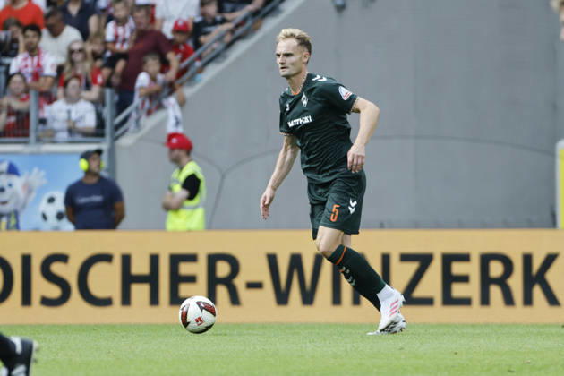 Amos Pieper (SV Werder Bremen, 05) am Ball , Deutschland, Fussball, 1. Bundesliga, 1.Spieltag, 2026 2027, SC Freiburg vs. SV Werder Bremen, 30.08.2026, Freiburg im Breisgau Europa-Park Stadion Deutschland Copyright: xGrantxHubbsx