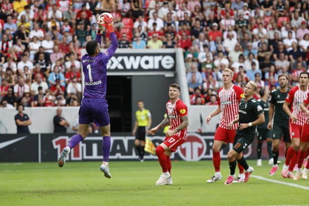 Mio Backhaus (SC Freiburg, 01) am Ball , Deutschland, Fussball, 1. Bundesliga, 1.Spieltag, 2026 2027, SC Freiburg vs. SV Werder Bremen, 30.08.2026, Freiburg im Breisgau Europa-Park Stadion Deutschland Copyright: xGrantxHubbsx