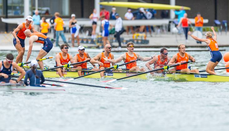 AMSTERDAM - Finn Florijn, Jan van der Bij, Jorn Salverda, Mick Makker, Sander de Graaf, Pieter van Veen, Ralf Rienks, Wibout Rustenburg, coxswain Jonna de Vries after the men s eight final on the seventh and final day of the World Rowing Championships at the Bosbaan in the Amsterdam Forest. IRIS VAN DEN BROEK ANP xVIxANPxSportx xxANPxIVx 566597759 originalFilename: 566597759.jpg