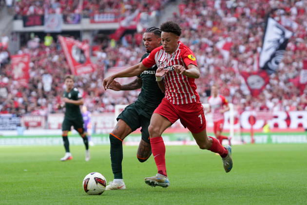 Justin Njinmah (SV Werder Bremen, 11) im Zweikampf mit Derry Scherhant (SC Freiburg, 07) , Deutschland, Fussball, 1. Bundesliga, 1.Spieltag, 2026 2027, SC Freiburg vs. SV Werder Bremen, 30.08.2026, Europa-Park Stadion, Freiburg Freiburg Europa-Park Stadion Baden-Württemberg Deutschland Copyright: xArnexAmbergx