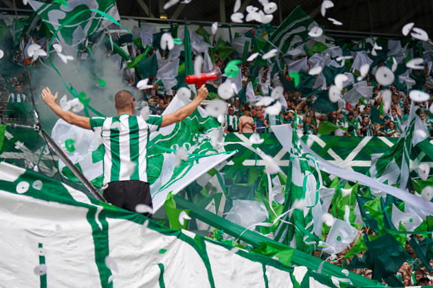 Deutschland: Fussball Bundesliga Saison 2026 - 2027, 1. Spieltag - SC Freiburg vs Werder Bremen - Europa Park Stadion (Freiburg): Fankurve von Werder Bremen im Stadion: Vorsänger mit Megafon vor dicht gedrängten Fans, umgeben von großen grün-weißen Schwenkfahnen. Grüner Rauch, Konfetti und Luftschlangen prägen die Choreographie. Zuschauer, Fans, Ultras, Supporter, Tribüne, Fanblock, Fankultur, Fanchoreo, Choreographie, Fahnenmeer, Megafon, Rauch, Pyrotechnik, Konfetti, Stimmung, Emotionen. Copyright: xJOERANxSTEINSIEKx