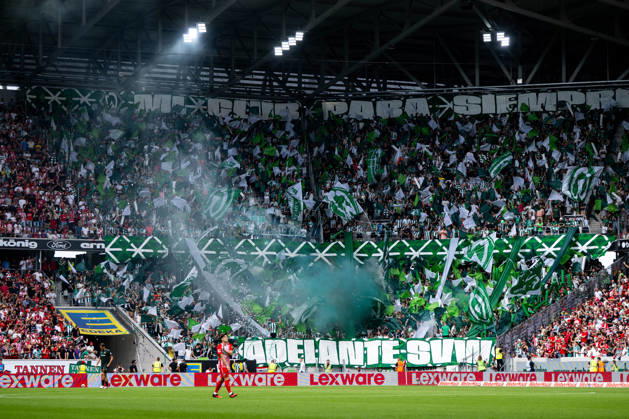 30.08.2026, GER, Fussball, Herren, 1. Bundesliga, Saison 2026 2027, 1. Spieltag, SC Freiburg vs. SV Werder Bremen Fans Ultras des SVW im Gästeblock mit Choreo und Pyrotechnik, DFB DFL regulations prohibit any use of photographs as image sequences and or quasi-video Freiburg Europapark Stadion Baden-Württemberg Deutschland Copyright: xNordphoto Memmlerx