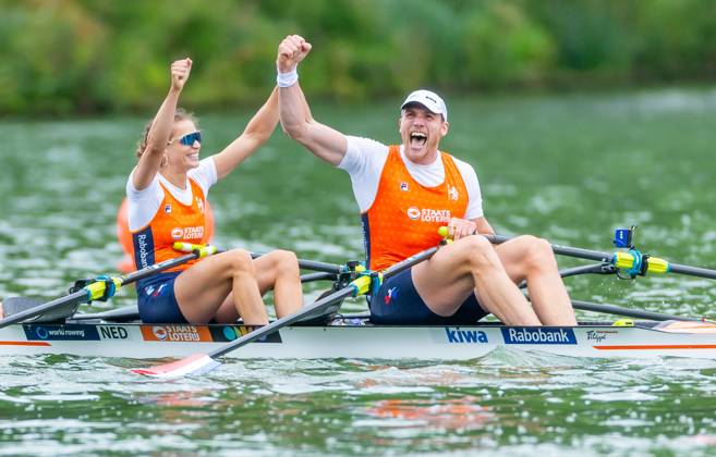 AMSTERDAM - Simon van Dorp and Roos de Jong after the mixed double sculls final on the seventh and final day of the World Rowing Championships at the Bosbaan in the Amsterdam Forest. IRIS VAN DEN BROEK ANP xVIxANPxSportx xxANPxIVx 566598262 originalFilename: 566598262.jpg