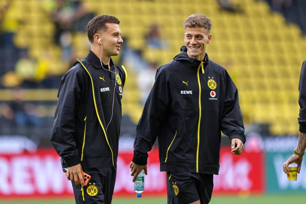 2026.08.29, xkwix, Fußball, Bundesliga, Borussia Dortmund - Hamburger SV, Signal Iduna Park, 1.Spieltag, Saison 2026 2027: Giannis Konstantelias (Borussia Dortmund 45) und Konstantinos Karetsas (Borussia Dortmund 19) sprechen vor Spielbeginn gemeinsam DFB regulations prohibit any use of photographs as image sequences and or quasi-video. Photo: xKamilxWilkowskixPressefotoKochx Nordrhein-Westfalen Deutschland