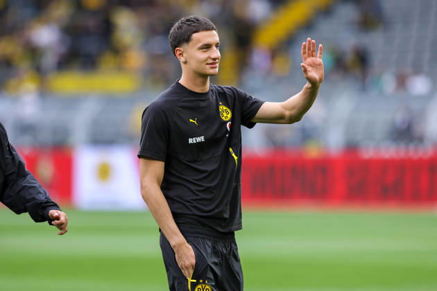 2026.08.29, xkwix, Fußball, Bundesliga, Borussia Dortmund - Hamburger SV, Signal Iduna Park, 1.Spieltag, Saison 2026 2027: Samuele Inacio (Borussia Dortmund 40) winkt zu Fans vor dem Spiel DFB regulations prohibit any use of photographs as image sequences and or quasi-video. Photo: xKamilxWilkowskixPressefotoKochx Nordrhein-Westfalen Deutschland