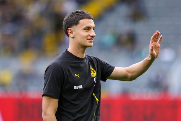 2026.08.29, xkwix, Fußball, Bundesliga, Borussia Dortmund - Hamburger SV, Signal Iduna Park, 1.Spieltag, Saison 2026 2027: Samuele Inacio (Borussia Dortmund 40) winkt zu Fans vor dem Spiel DFB regulations prohibit any use of photographs as image sequences and or quasi-video. Photo: xKamilxWilkowskixPressefotoKochx Nordrhein-Westfalen Deutschland