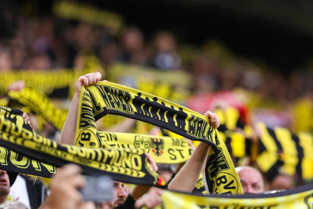 2026.08.29, xkwix, Fußball, Bundesliga, Borussia Dortmund - Hamburger SV, Signal Iduna Park, 1.Spieltag, Saison 2026 2027: Fan haelt Schal hoch mit you ll never walk alone DFB regulations prohibit any use of photographs as image sequences and or quasi-video. Photo: xKamilxWilkowskixPressefotoKochx Nordrhein-Westfalen Deutschland