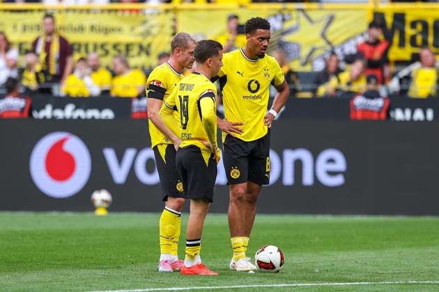 2026.08.29, xkwix, Fußball, Bundesliga, Borussia Dortmund - Hamburger SV, Signal Iduna Park, 1.Spieltag, Saison 2026 2027: Felix Nmecha (Borussia Dortmund 8), Konstantinos Karetsas (Borussia Dortmund 19) und Julian Ryerson (Borussia Dortmund 26) stehen gemeinsam am Ball vor Freistoss DFB regulations prohibit any use of photographs as image sequences and or quasi-video. Photo: xKamilxWilkowskixPressefotoKochx Nordrhein-Westfalen Deutschland