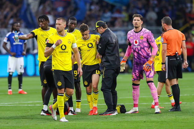 2026.08.29, xkwix, Fußball, Bundesliga, Borussia Dortmund - Hamburger SV, Signal Iduna Park, 1.Spieltag, Saison 2026 2027: Giannis Konstantelias (Borussia Dortmund 45) wird verletzt vom Spiel gestuetzt getragen DFB regulations prohibit any use of photographs as image sequences and or quasi-video. Photo: xKamilxWilkowskixPressefotoKochx Nordrhein-Westfalen Deutschland