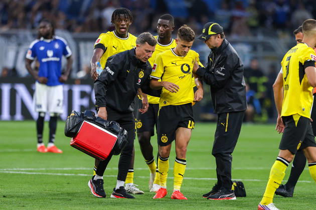 2026.08.29, xkwix, Fußball, Bundesliga, Borussia Dortmund - Hamburger SV, Signal Iduna Park, 1.Spieltag, Saison 2026 2027: Giannis Konstantelias (Borussia Dortmund 45) wird verletzt vom Spiel gestuetzt getragen DFB regulations prohibit any use of photographs as image sequences and or quasi-video. Photo: xKamilxWilkowskixPressefotoKochx Nordrhein-Westfalen Deutschland