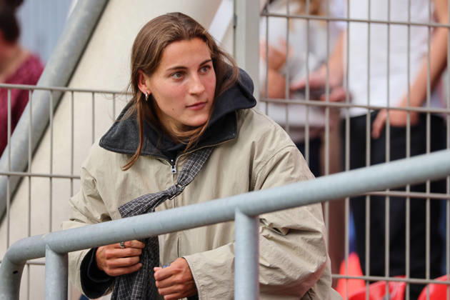Leverkusen, Deutschland: 30.08.2026 - 1. Frauenbundesliga 2026 2027 - Bayer Leverkusen Frauen vs. VfL Wolfsburg Frauen Im Bild: Carlotta Wamser (Leverkusen), nicht im Kader, vermutlich vor einem Transfer, der Gerüchten zufolge bald öffentlich wird Copyright: HMBxMedia MadeleinexFantini