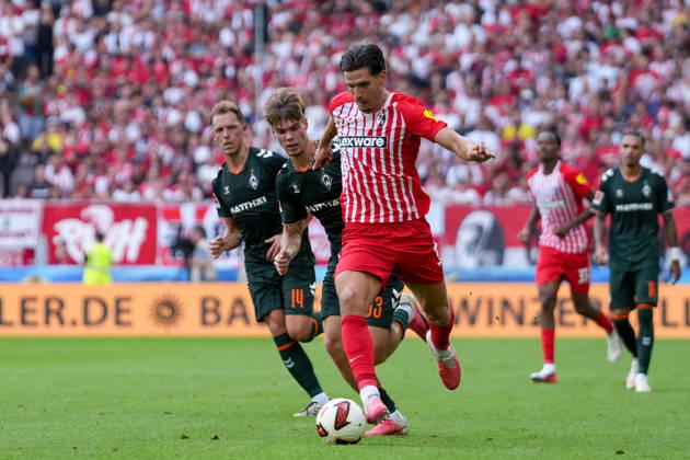Mick Schmetgens (SV Werder Bremen, 33) im Zweikampf mit Igor Matanovic (SC Freiburg, 31) , Deutschland, Fussball, 1. Bundesliga, 1.Spieltag, 2026 2027, SC Freiburg vs. SV Werder Bremen, 30.08.2026, Europa-Park Stadion, Freiburg Freiburg Europa-Park Stadion Baden-Württemberg Deutschland Copyright: xArnexAmbergx