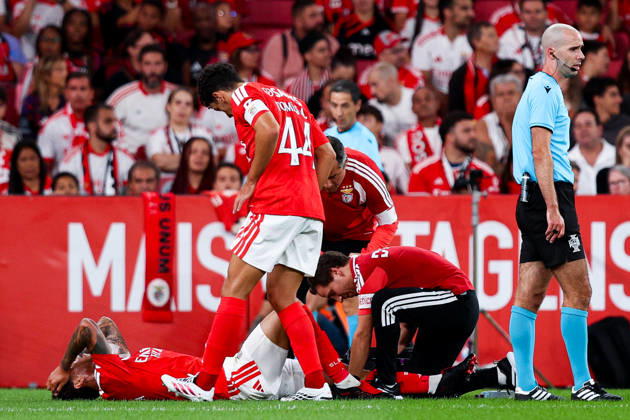 SL Benfica v Estoril Praia SAD - Liga Portugal BetClic 2026 2027 Enzo Barrenechea 5, medio do SL Benfica lesiona-se durante a partida entre SL Benfica v Estoril Praia SAD, para a Liga Portugal BetClic 2026 2027 no Estadio da Luz, Portugal (Foto de Diogo Faria Reis Avant Sports) Lisboa Estadio Jose Alvalde Lisboa Portugal Copyright: xDiogoxFariaxReis AvantxSportsx