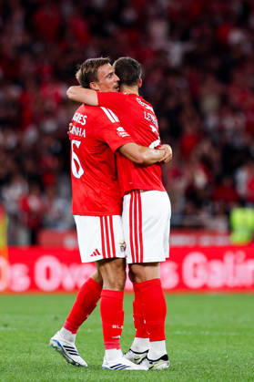 SL Benfica v Estoril Praia SAD - Liga Portugal BetClic 2026 2027 Clement Lenglet, do SL Benfica, marca e celebra com Joao Palhinha durante a partida entre SL Benfica v Estoril Praia SAD, para a Liga Portugal BetClic 2026 2027 no Estadio da Luz, Portugal (Foto de Diogo Faria Reis Avant Sports) Lisboa Estadio Jose Alvalde Lisboa Portugal Copyright: xDiogoxFariaxReis AvantxSportsx