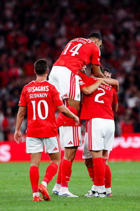 SL Benfica v Estoril Praia SAD - Liga Portugal BetClic 2026 2027 Clement Lenglet, do SL Benfica, marca e celebra com Joao Palhinha durante a partida entre SL Benfica v Estoril Praia SAD, para a Liga Portugal BetClic 2026 2027 no Estadio da Luz, Portugal (Foto de Diogo Faria Reis Avant Sports) Lisboa Estadio Jose Alvalde Lisboa Portugal Copyright: xDiogoxFariaxReis AvantxSportsx