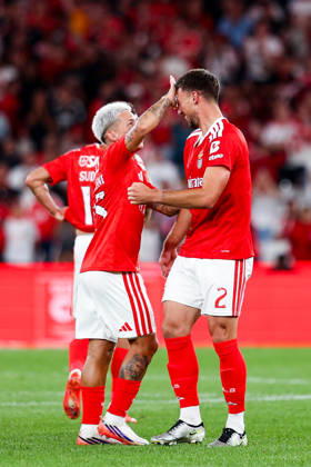 SL Benfica v Estoril Praia SAD - Liga Portugal BetClic 2026 2027 Clement Lenglet, do SL Benfica, marca e celebra com Joao Palhinha durante a partida entre SL Benfica v Estoril Praia SAD, para a Liga Portugal BetClic 2026 2027 no Estadio da Luz, Portugal (Foto de Diogo Faria Reis Avant Sports) Lisboa Estadio Jose Alvalde Lisboa Portugal Copyright: xDiogoxFariaxReis AvantxSportsx