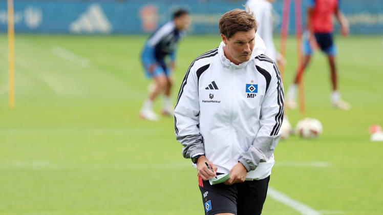 01.09.2026, xrekx, Fussball 1.Bundesliga, Hamburger SV - Training v.l. Merlin Polzin Trainer (Hamburger SV) macht Notizen Hamburg