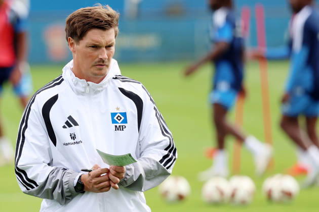01.09.2026, xrekx, Fussball 1.Bundesliga, Hamburger SV - Training v.l. Merlin Polzin Trainer (Hamburger SV) macht Notizen Hamburg