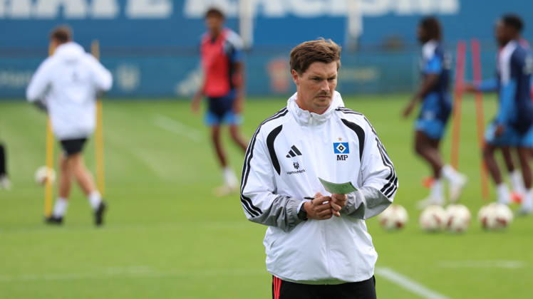 01.09.2026, xrekx, Fussball 1.Bundesliga, Hamburger SV - Training v.l. Merlin Polzin Trainer (Hamburger SV) macht Notizen Hamburg