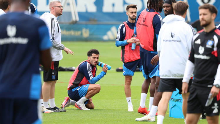 01.09.2026, xrekx, Fussball 1.Bundesliga, Hamburger SV - Training v.l. Zakaria El Ouahdi (Hamburger SV) Fabio Vieira (Hamburger SV) Trinkpause Hamburg