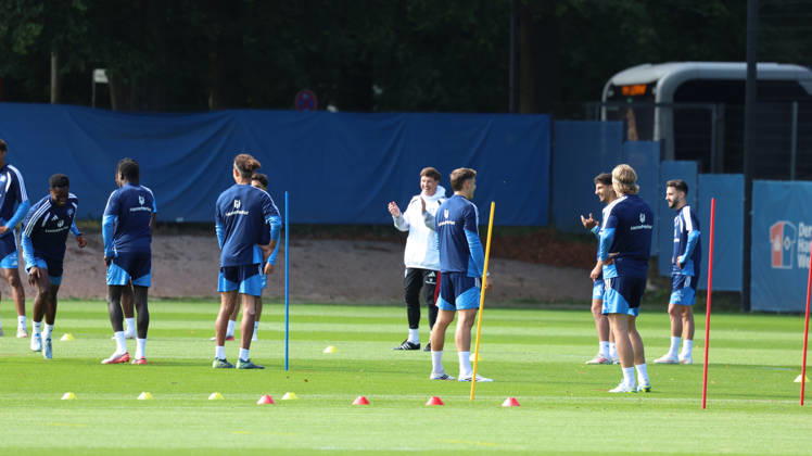 02.09.2026, xrekx, Fussball 1.Bundesliga, Hamburger SV - Training v.l. Merlin Polzin Trainer (Hamburger SV) gibt Anweisungen, gestikuliert, mit den Armen gestikulieren gives instructions, gesticulate Hamburg