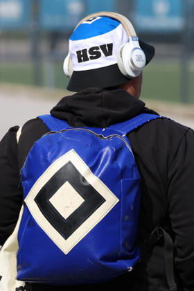 02.09.2026, xrekx, Fussball 1.Bundesliga, Hamburger SV - Training v.l. HSV Fans ,Stimmung, Schals, Ultras, Zuschauer, Besucher, Choreo, Choreografie, atmosphere, scarves, spectators, visitors Hamburg
