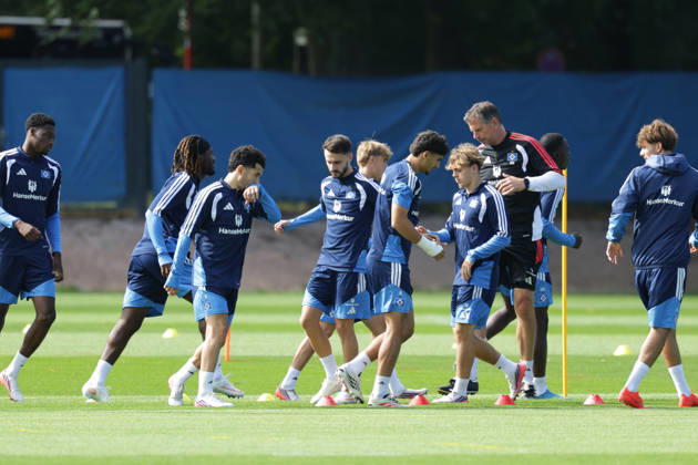 2026.09.02 xfsx Fussball 1. Bundesliga Hamburger Sportverein - Training am Volksparkstadion v.l. Die Mannschaft vom Hamburger SV beim warm-up (DFL DFB regulations prohibit any use of photographs as image sequences and or quasi-video. Copyright: HMBxMedia FernandoxSoares