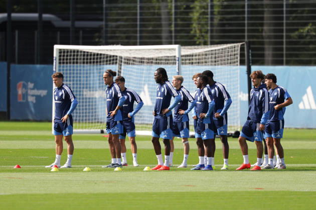 2026.09.02 xfsx Fussball 1. Bundesliga Hamburger Sportverein - Training am Volksparkstadion v.l. Die Mannschaft vom Hamburger SV warm-up (DFL DFB regulations prohibit any use of photographs as image sequences and or quasi-video. Copyright: HMBxMedia FernandoxSoares