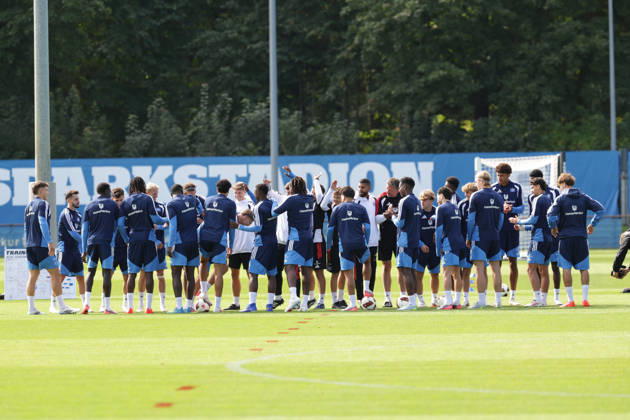2026.09.02 xfsx Fussball 1. Bundesliga Hamburger Sportverein - Training am Volksparkstadion v.l. Die Mannschaft vom Hamburger SV begruesst den neuen Mitspieler David Moeller Wolfe ( Hamburger SV, 3) (DFL DFB regulations prohibit any use of photographs as image sequences and or quasi-video. Copyright: HMBxMedia FernandoxSoares
