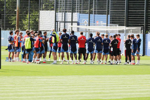 2026.09.02 xfsx Fussball 1. Bundesliga Hamburger Sportverein - Training am Volksparkstadion v.l. Abschlussbesprechung nach dem Training (DFL DFB regulations prohibit any use of photographs as image sequences and or quasi-video. Copyright: HMBxMedia FernandoxSoares