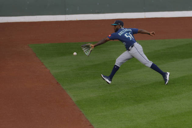 Seattle Mariners left fielder Randy Arozarena chases after the ball during the third inning against the Boston Red Sox at Fenway Park in Boston, Massachusetts on Wednesday, September 2, 2026.  BOP20260902010 CJxGUNTHER