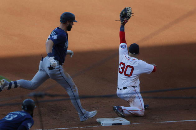 Boston Red Sox first baseman Mickey Gasper, gets the tag ahead of Seattle Mariners Taylor Ward, left, during the fifth inning at Fenway Park in Boston, Massachusetts on Wednesday, September 2, 2026.  BOP20260902012 CJxGUNTHER