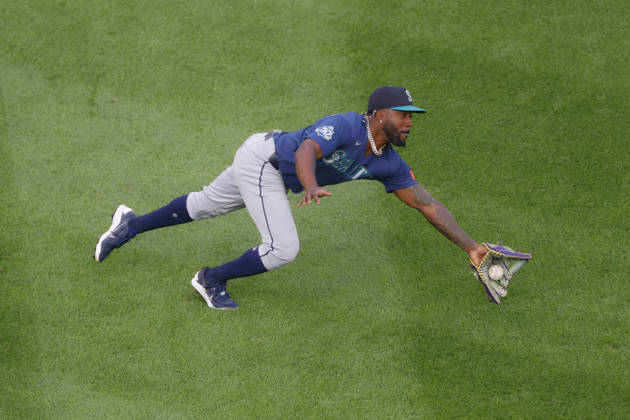 Seattle Mariners left fielder Randy Arozarena fields the ball during the fifth inning against the Boston Red Sox at Fenway Park in Boston, Massachusetts on Wednesday, September 2, 2026.  BOP20260902014 CJxGUNTHER
