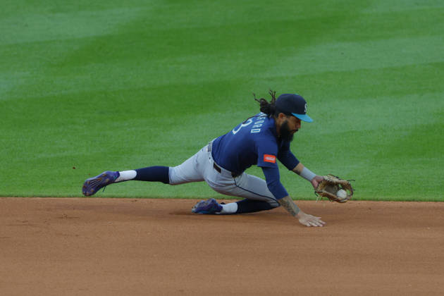 Seattle Mariners shortstop J.P. Crawford reaches for the ball during the eighth inning against the Boston Red Sox at Fenway Park in Boston, Massachusetts on Wednesday, September 2, 2026.  BOP20260902019 CJxGUNTHER