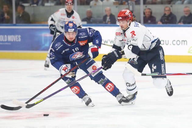 03.09.2026 Zuerich, SCHWEIZ, Swiss Life Arena Eishockey Saison 2026 2027 Freundschaftsspiel ZSC Lions - Schwenninger Wild Wings Joshua Fahrni (li,ZSC Lions) gegen Hakon Haenelt (Wings)
