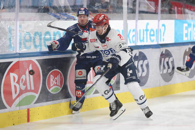 03.09.2026 Zuerich, SCHWEIZ, Swiss Life Arena Eishockey Saison 2026 2027 Freundschaftsspiel ZSC Lions - Schwenninger Wild Wings Jesper Froeden (ZSC Lions) gegen Thomas Schwemitsch (Wings)