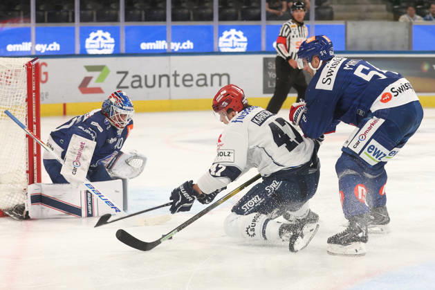 03.09.2026 Zuerich, SCHWEIZ, Swiss Life Arena Eishockey Saison 2026 2027 Freundschaftsspiel ZSC Lions - Schwenninger Wild Wings Alexander Karachun (Wild) gegen Christian Marti (ZSC Lions) vor Torwart Robin Zumbuehl (ZSC Lions)