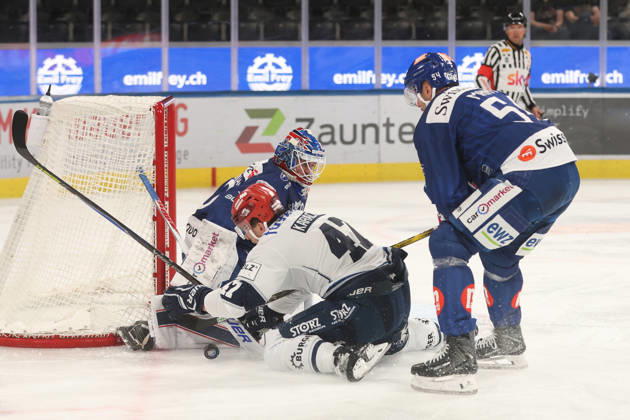 03.09.2026 Zuerich, SCHWEIZ, Swiss Life Arena Eishockey Saison 2026 2027 Freundschaftsspiel ZSC Lions - Schwenninger Wild Wings Alexander Karachun (Wild) gegen Christian Marti (ZSC Lions) vor Torwart Robin Zumbuehl (ZSC Lions)