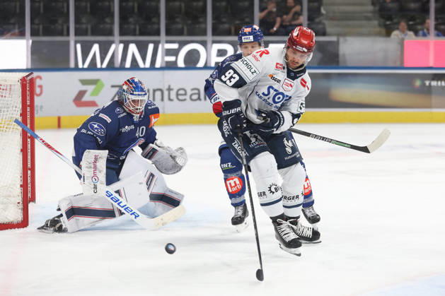03.09.2026 Zuerich, SCHWEIZ, Swiss Life Arena Eishockey Saison 2026 2027 Freundschaftsspiel ZSC Lions - Schwenninger Wild Wings Sebastian Uvira (Wild) gegen vor Torwart Robin Zumbuehl (ZSC Lions)