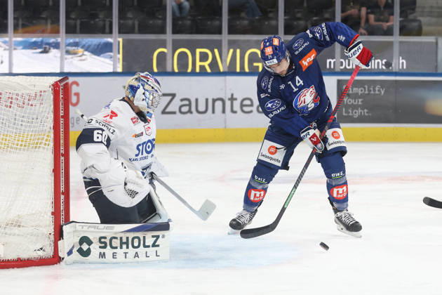 03.09.2026 Zuerich, SCHWEIZ, Swiss Life Arena Eishockey Saison 2026 2027 Freundschaftsspiel ZSC Lions - Schwenninger Wild Wings Chris Baltisberger (ZSC Lions) trifft gegen Torwart Joacim Eriksson (Wild)