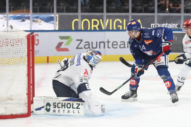 03.09.2026 Zuerich, SCHWEIZ, Swiss Life Arena Eishockey Saison 2026 2027 Freundschaftsspiel ZSC Lions - Schwenninger Wild Wings Chris Baltisberger (ZSC Lions) trifft gegen Torwart Joacim Eriksson (Wild)