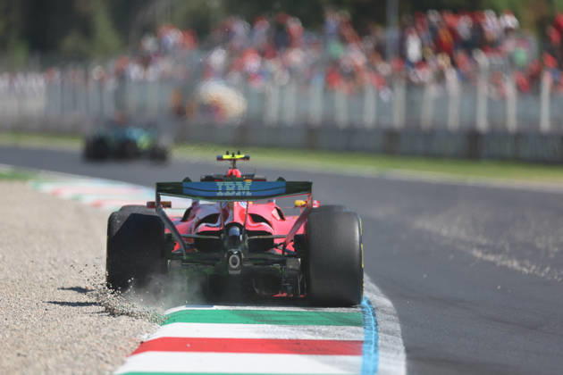 Monza, Italien 03. -06. September 2026: FIA Formel-1-Weltmeisterschaft - 2026 - Grosser Preis von Italien - Monza - Freitag 1. Freies Training Im Bild: Lewis Hamilton (GBR 44) kommt in das Kiesbett und wirbelt Steine auf Autodromo Nazionale Monza Copyright: xFotostandx xFWMEDIAx