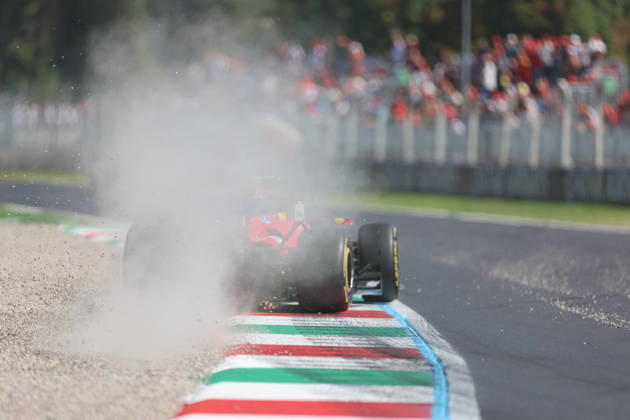 Monza, Italien 03. -06. September 2026: FIA Formel-1-Weltmeisterschaft - 2026 - Grosser Preis von Italien - Monza - Freitag 1. Freies Training Im Bild: Lewis Hamilton (GBR 44) fährt faehrt durch das Kiesbett Autodromo Nazionale Monza Copyright: xFotostandx xFWMEDIAx