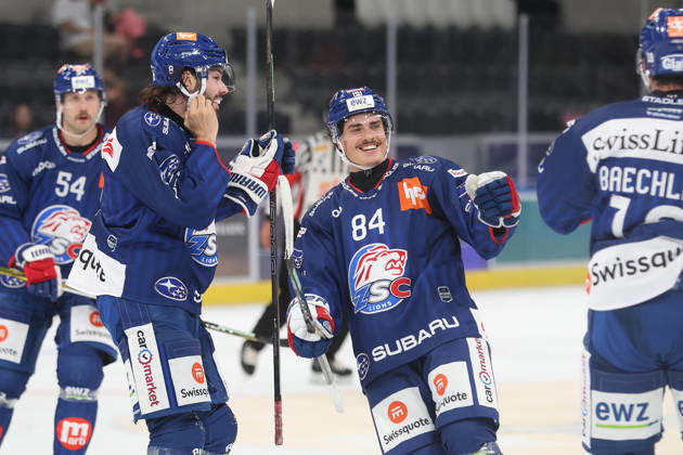 03.09.2026 Zuerich, SCHWEIZ, Swiss Life Arena Eishockey Saison 2026 2027 Freundschaftsspiel ZSC Lions - Schwenninger Wild Wings Torjubel Willy Riedi, Nino Niedermann und Nicolas Baechler (ZSC Lions)