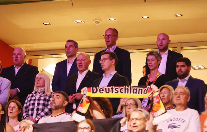 Bundeskanzler Friedrich Merz, Regierender Bürgermeister Kai Wegner, Ronny Rauhe auf der Tribüne Basketball FIBA World Cup Weltmeisterschaft Frauen Saison 2026 2027 04.09.2026 DBB Deutschland GER vs Spanien ESP