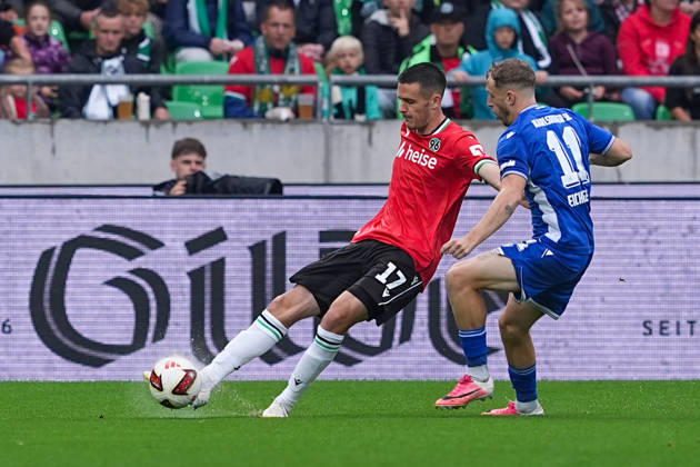 04.09.2026, xydrx, Herren, Fußball, 2.Bundesliga, Hannover 96 - Karlsruher SC, Saison 2026 2027, Heinz von Heiden Arena: Bastian Allgeier (Hannover 96, 17) im Zweikampf gegen Noel Eichinger (Karlsruher SC, 11) DFB regulations prohibit any use of photographs as image sequences and or quasi-video. Copyright: HMBxMedia YannisxDreimann