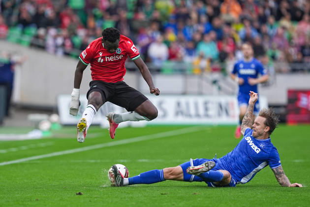 04.09.2026, xydrx, Herren, Fußball, 2.Bundesliga, Hannover 96 - Karlsruher SC, Saison 2026 2027, Heinz von Heiden Arena: Mustapha Bundu (Hannover 96, 7) im Zweikampf gegen Marcel Franke (Karlsruher SC, 28) DFB regulations prohibit any use of photographs as image sequences and or quasi-video. Copyright: HMBxMedia YannisxDreimann